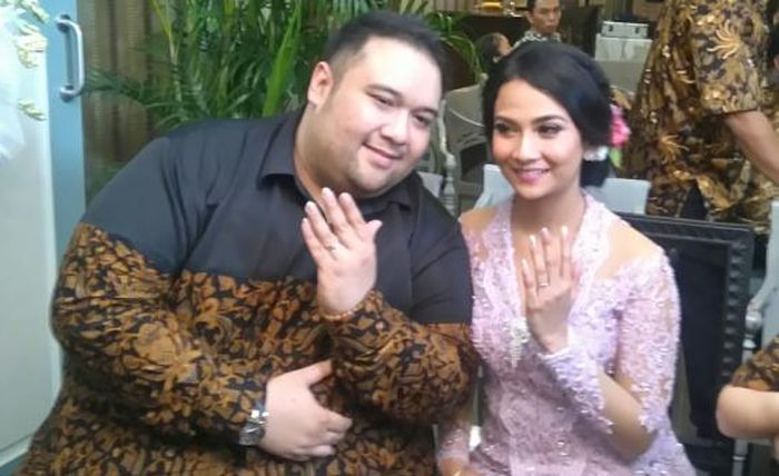Momen pertunangan Didi Mahardika dan Vanessa Angel