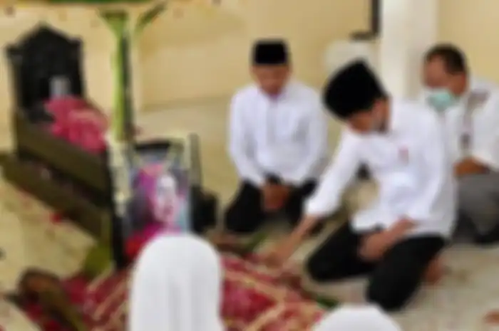 Presiden Joko Widodo (Jokowi) duduk disamping pusara ibundanya Sujiatmi Notomihardjo di pemakaman Keluarga Mundu, Selokaton, Gondangrejo, Karanganyar, Jawa Tengah, Kamis (26/3/2020) 