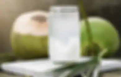 Dari Kesehatan Sampai Bikin Glowing, 5 Manfaat Minum Air Kelapa Hijau!