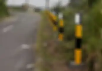 Pasti Belum pada Kenal, Ini Dia Nama Tiang Pemantul Cahaya di Pinggir Jalan