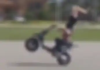 Video Skill Tingkat Dewa! Bikers Ini Wheelie dengan Kepala di Bawah