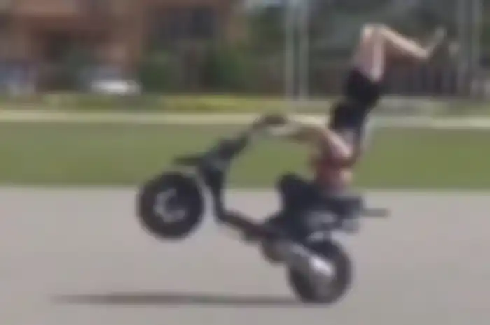 Wheelie normal aja susah, apalagi yang kayak begini