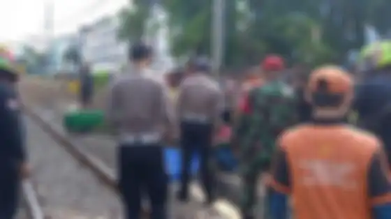 Driver ojol tertabrak kereta api di Mangga Dua akibat lawan arus.