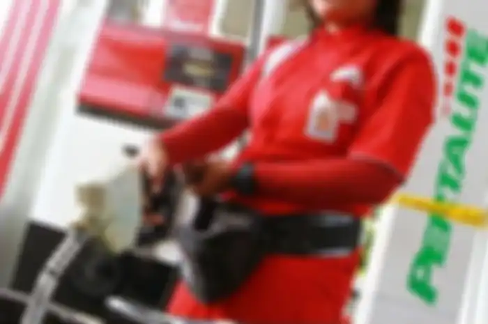 (Ilustrasi) Pertamina sebut tak akan menghapus Pertalite di tahun 2024. Pemilik motor dan mobil tenang.