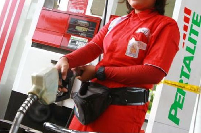 (Ilustrasi) Pertamina sebut tak akan menghapus Pertalite di tahun 2024. Pemilik motor dan mobil tenang.