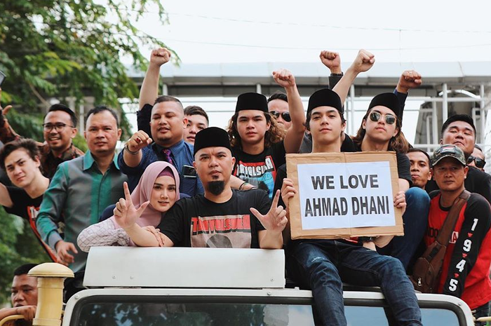 Pasca Bebas, Ahmad Dhani dan Mulan Jameela Langsung Gelar Foto Keluarga Bareng Anak-Anak Tercinta di Atap Apartemen, Sekalian Ngungsi dari Banjir? 