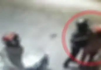 Pakai Parang Gede, Aksi Penjahat Ancam Petugas Pom Bensin Terekam Kamera