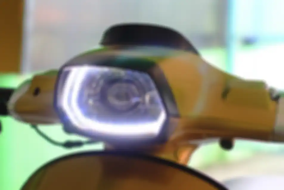Lampu utama menggunakan Maxirace berisi LED projector lengkap dengan DRL
