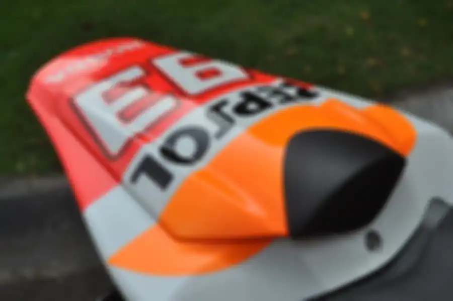 Single seat buat Honda CBR1000RR pun tak lepas dari airbrush lengkap dengan nomor 93
