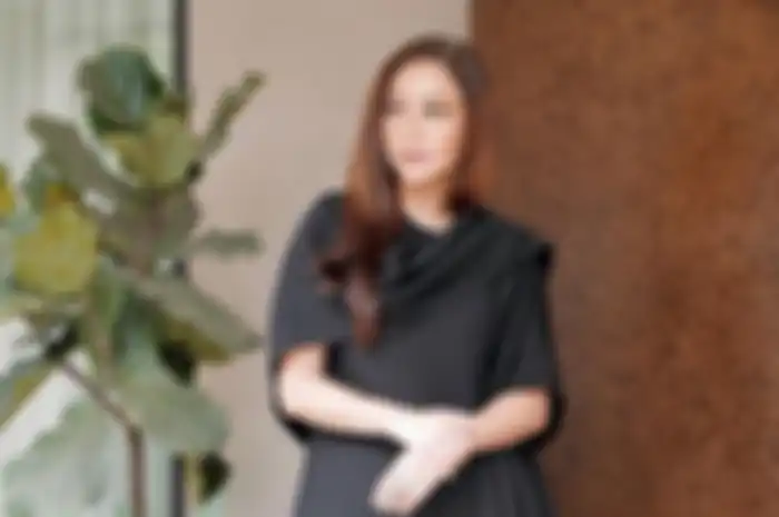 Penampilan Maia Estianty kenakan dress Valentino.