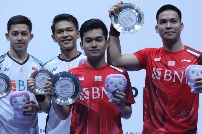 Ganda putra Indonesia Fajar Alfian/Muhammad Rian Ardianto (kiri) dan Leo Rolly Carnando/Daniel Marthin (kanan) saat berpose di podium Singapore Open, Minggu (17/7/2022)