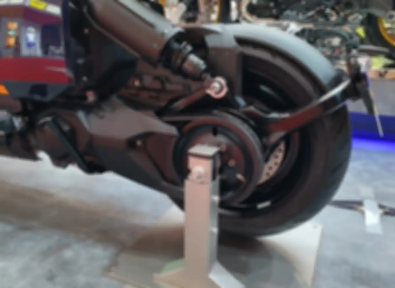 BMW CE 04 pakai belt untuk penyalur daya dari dinamo ke roda belakang 