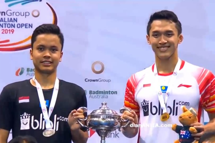 Ginting dan Jojo pegang piala bersama di podium men single Australia Open 2019
