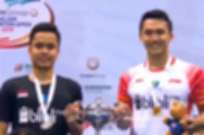 Ginting dan Jojo pegang piala bersama di podium men single Australia Open 2019