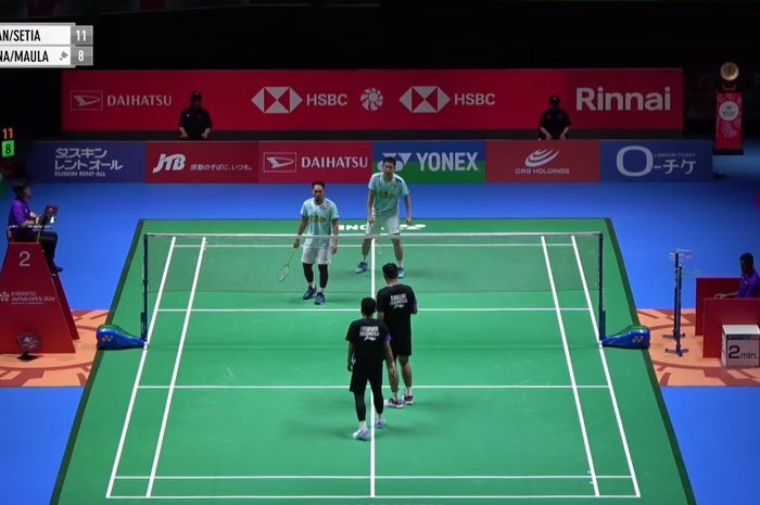 Pasangan ganda putra kombinasi baru Indonesia, Leo Rolly Carnando/Bagas Maulana saat menghadapi senior mereka, Mohammad Ahsan/Hendra Setiawan pada babak 32 besar Japan Open 2024 di Yokohama Arena, Kanagawa, Jepang, Selasa (20/8/2024).