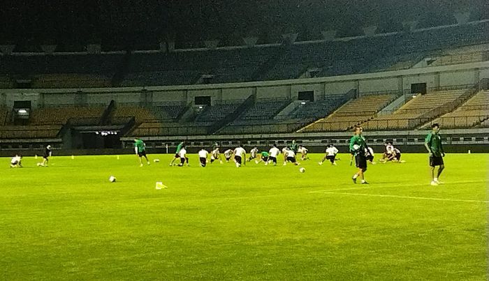 Official Training Timnas Indonesia jelang lawan Curacao di Stadion Gelora Bandung Lautan Api (GBLA), Bandung, Jumat (23/9/2022).
