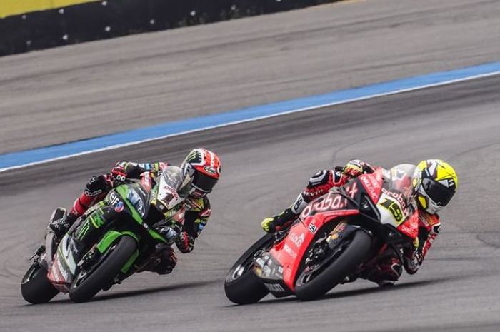 Jonathan Rea (kiri) saat berduel dengan Alvaro Bautista (kanan) pada race1 di Sirkuit Buriram,Thailand, Sabtu (16/3/2019)