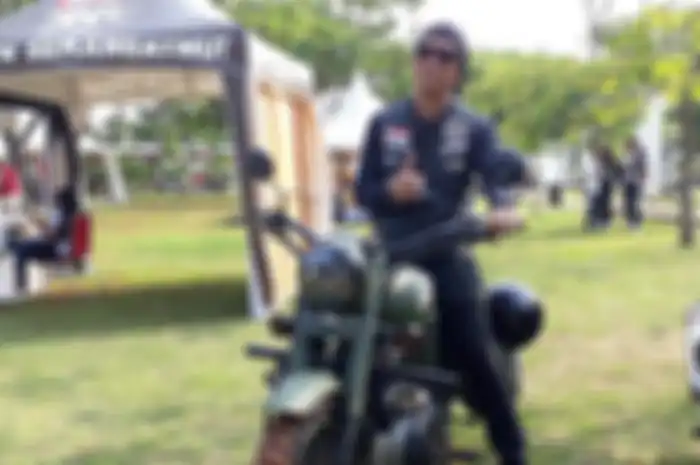 Adnan befoto dengan Royal Enfield Classic 500 miliknya