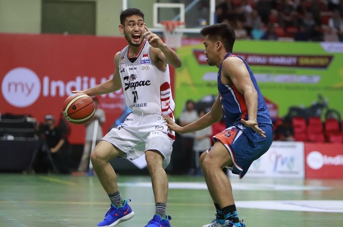 Pemain Stapac Jakarta, Widyantaputra Teja, memberi instruksi kepada rekan-rekan setimnya saat menghadapi big match kontra Pelita Jaya Jakarta di GOR UNY, Yogyakarta, Jumat (15/2/2019).