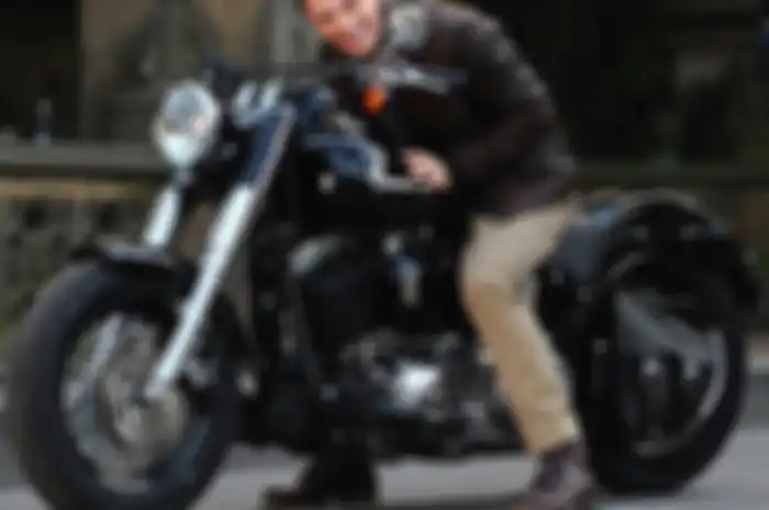 Chris Evans saat menaiki Harley-Davidson Softail saat berperan sebagai Captai America