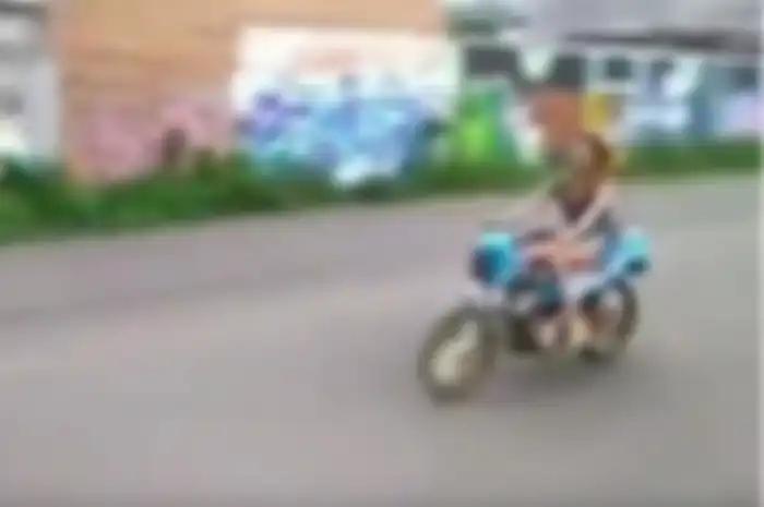 Jesika Amelia saat memacu motor Suzuki Satria F150.