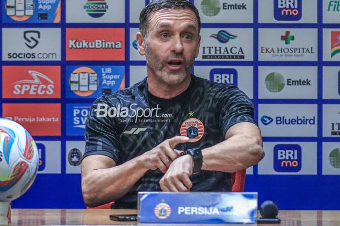 Pelatih Persija Jakarta, Thomas Doll, sedang memberikan keterangan kepada awak media di Media Center Stadion Utama Gelora Bung Karno, Senayan, Jakarta, Sabtu (29/7/2023).