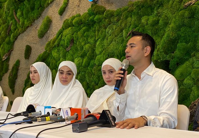 Keluarga Raffi Ahmad dan Nagita Slavina dalam jumpa pers di kantor Rans di kawasan BSD, Tangerang Selatan, Jumat (7/6/2024).