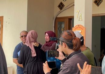 Isak Tangis Keluarga Pecah Saat Jenazah Ibunda Jeje Govinda Tiba di Rumah Duka