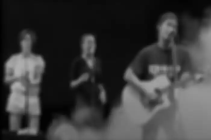Video klip Angin. Ahmad Dhani akui kalau lagu Angin milik Dewa 19 seharusnya menjadi lagu punk.