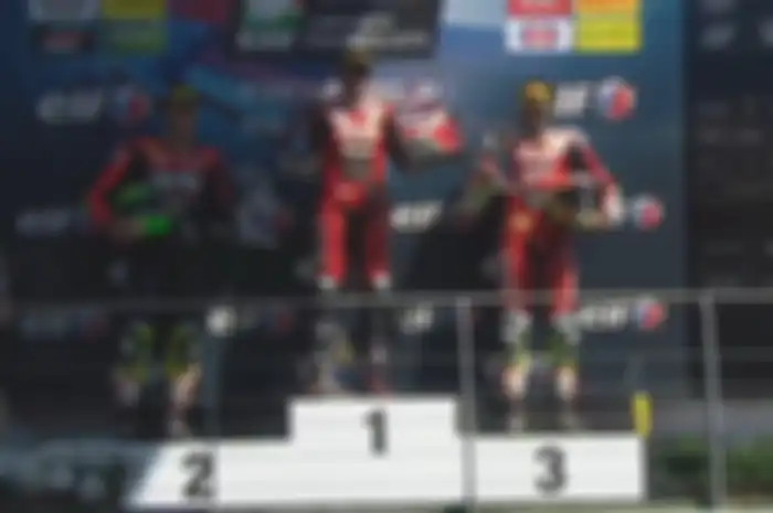Tiga pembalap yang pakai helm buatan Indonesia, KYT, sukses menguasai podium race 2 Superbike Italia di sirkuit Mugello, Minggu (5/7/2020). Adalah Michele Pirro (tengah), Lorenzo Savadori (kiri) dan Samuele Cavalieri (kanan) 