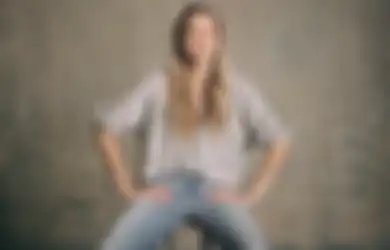 8 Fashion Kasual dengan Celana Jeans Buat ke Kampus ala Gigi Hadid 