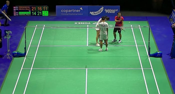 Suasana haru setelah pertandingan antara dua pasangan ganda campuran Indonesia, Rinov Rivaldy/Pitha Haningtyas Mentari (jersey merah) dan Dejan Ferdinansyah/Gloria Emanuelle Widjaja (jersey putih) pada babak pertama Swiss Open 2023 di St. Jakobshalle, Basel, Swiss, 22 Maret 2023.