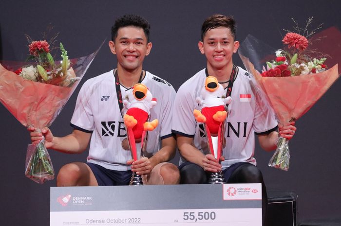 Fajar Alfian/Muhammad Rian Ardianto berfoto di podium pada Denmark Open 2022, Minggu (23/10/2022)