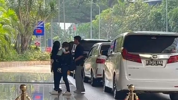 Putra bungsu Sule dan Nathalie Holscher tiba di Hotel Raffles, Jakarta Selatan, Jumat (10/5/2024).