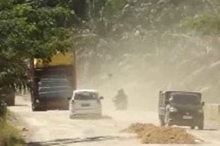 Jalur mudik Trans Sulawesi yang melewati Kecamatan Tikke Raya kondisinya rusak, bergelombang dan ban