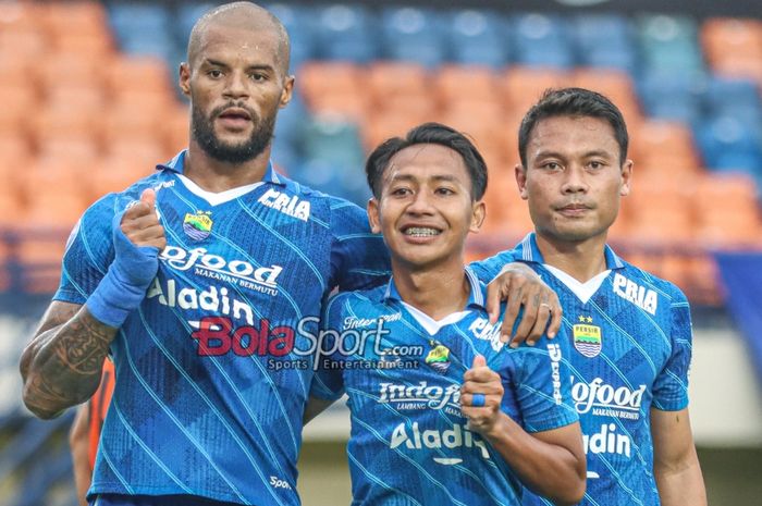 David Da Silva (kiri) sedang merayakan gol bersama Beckham Putra Nugraha (tengah) dan Dedi Kusnandar (kanan) dalam laga pekan ke-28 Liga 1 2023 antara Persija Jakarta versus Persib Bandung di Stadion Si Jalak Harupat, Bandung, Jawa Barat, Sabtu (9/3/2024) siang.