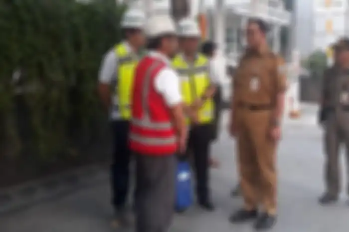 Gubernur DKI Jakarta Anies Baswedan memantau langsung pelepasan Jembatan Penyeberangan Orang (JPO).