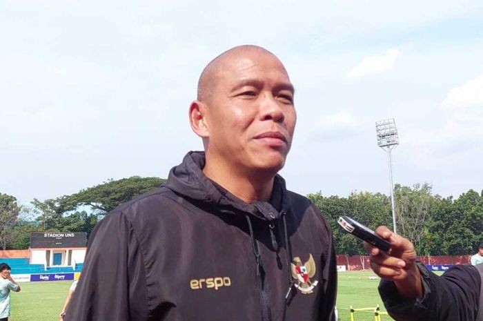 Pelatih timnas U-16 Indonesia, Nova Arianto di Stadion UNS, Selasa (2/7/2024)