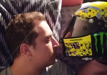 Posting Foto di Medsos Kelar Dapat Helm Bekas Pakai Valentino Rossi, Captionnya Auto Bikin Iri