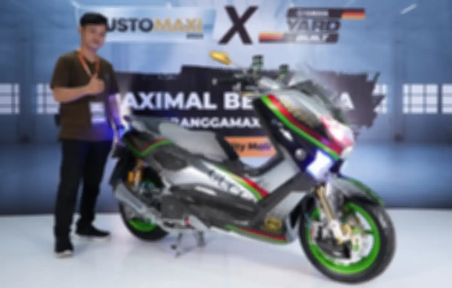 Rommy Gunawan bersama modifikasi motor Yamaha NMAX miliknya.