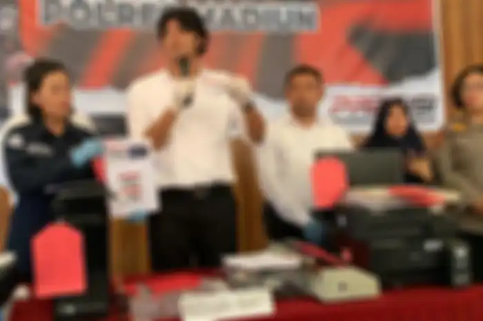Pihak kepolisian memperlihatkan barang bukti yang digunakan pelaku pembuatan SIM  palsu.