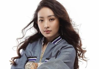 Bergaya Misterius Bak Pesulap, Intip Penampilan Serba Hitam Natasha Wilona yang Pamerkan Kaki Jenjangnya!