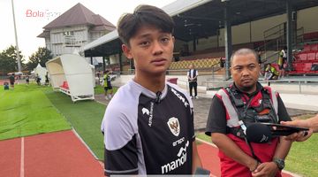 Pemain tengah Arema FC, Achmad Maulana Syarif saat diwawancarai di Stadion Sriwedari, Solo usai sesi latihan Timnas Indonesia pada Rabu (18/12/2024) malam WIB