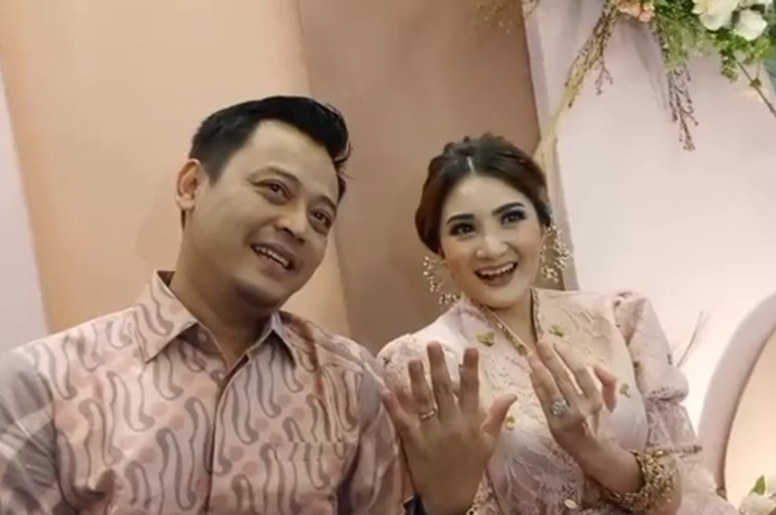 Kiki Amalia resmi dilamar pengusaha bernama Agung Nugraha di kawasan Kebayoran Baru, Jakarta Selatan, Minggu (16/10/2022).