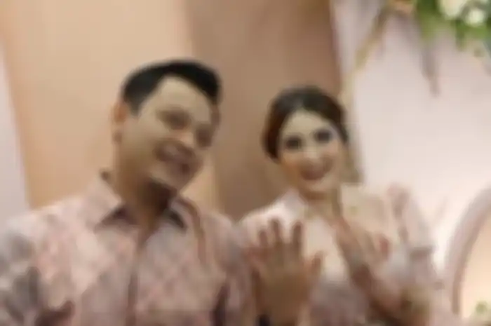 Kiki Amalia resmi dilamar pengusaha bernama Agung Nugraha di kawasan Kebayoran Baru, Jakarta Selatan, Minggu (16/10/2022).