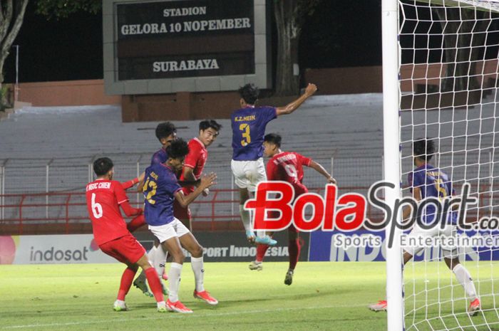 Suasana pertandingan antara timnas U-19 Vietnam melawan timnas U-19 Myanmar di Stadion Gelora 10 November, Kamis (18/7/2024).