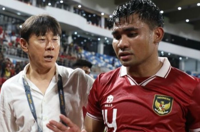 Pelatih Timnas Indonesia Shin Tae-yong bersama Asnawi Mangkualam.