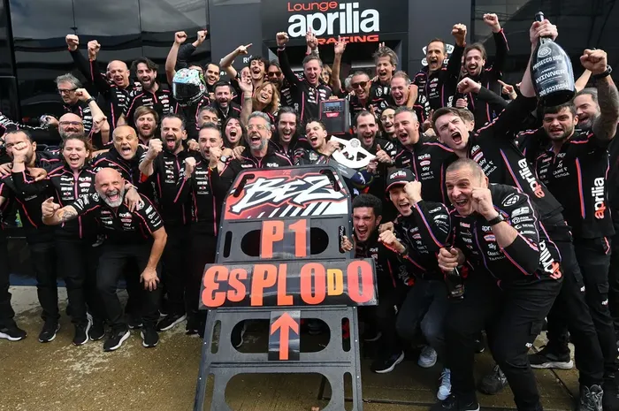 Tim Aprilia Racing merayakan kemenangan Marco Bezzecchi pada balapan MotoGP Inggris di Sirkuit Silverstone, Northamptonshire, Inggris, 25 Mei 2025.