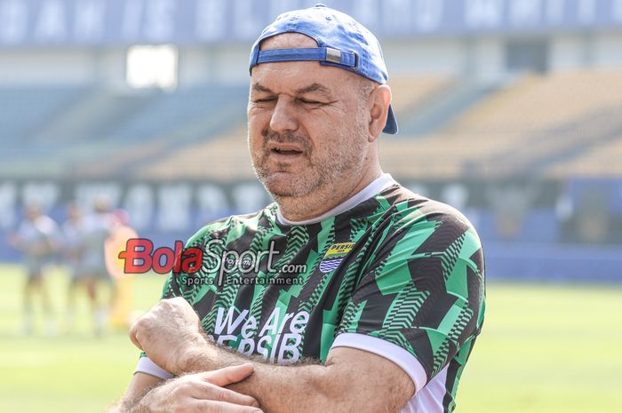 Pelatih Persib Bandung, Bojan Hodak, minta klub Malaysia, Kuala Lumpur City FC lunasi hutang ke pemain.