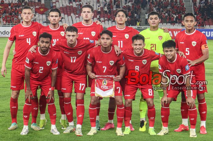 Timnas Indonesia sedang berfoto bersama di Stadion Utama Gelora Bung Karno, Senayan, Jakarta, Kamis (21/3/2024).